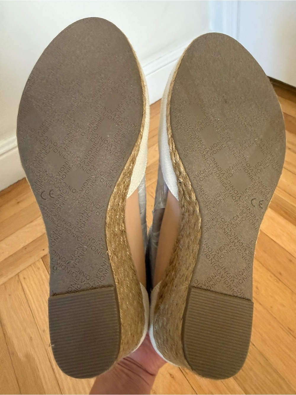 Vionic Amy Ankle Strap Closed Toe Wedge Sandal, Cream Canvas, size 8, NWOT - Picture 4 of 8